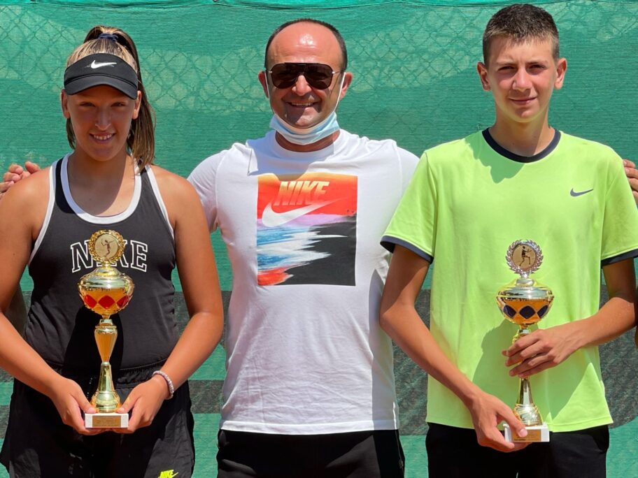 Dominacija TAŽ-a na regionalnim prvenstvima, dva zlata za niške tenisere 12 Nikola Zivkovic u drustvu Anje i Nikole J scaled