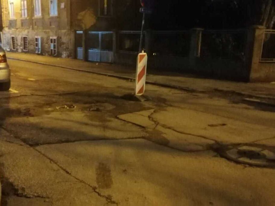 Rupa u niškoj ulici popunjena peskom, posle kiše ostalo samo udubljenje 14 1639658427939