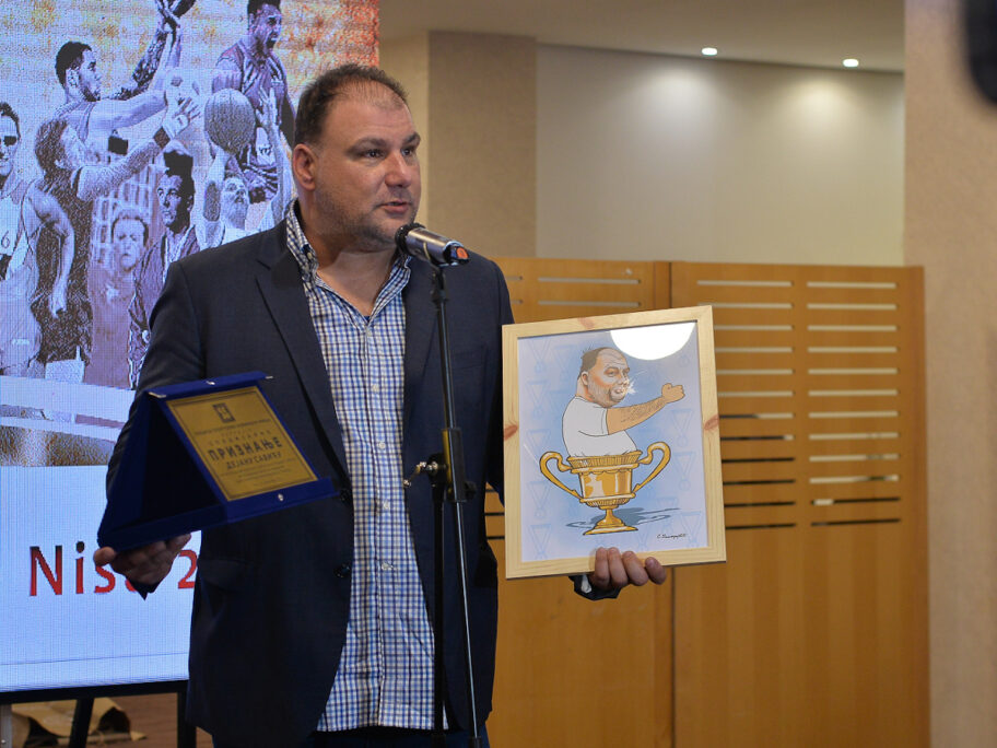 dejan savic sa priznanjem foto jv vanja keser