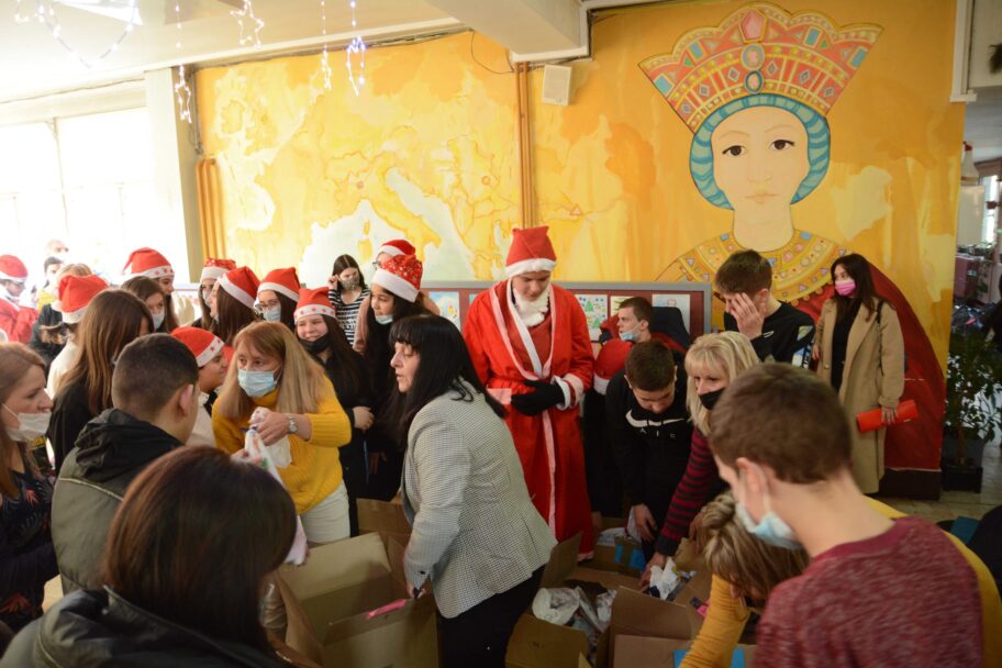 Osnovci iz Gadžinog Hana poklonili paketiće i odeću đacima škole "Carica Jelena" 5 DSC 4897 scaled