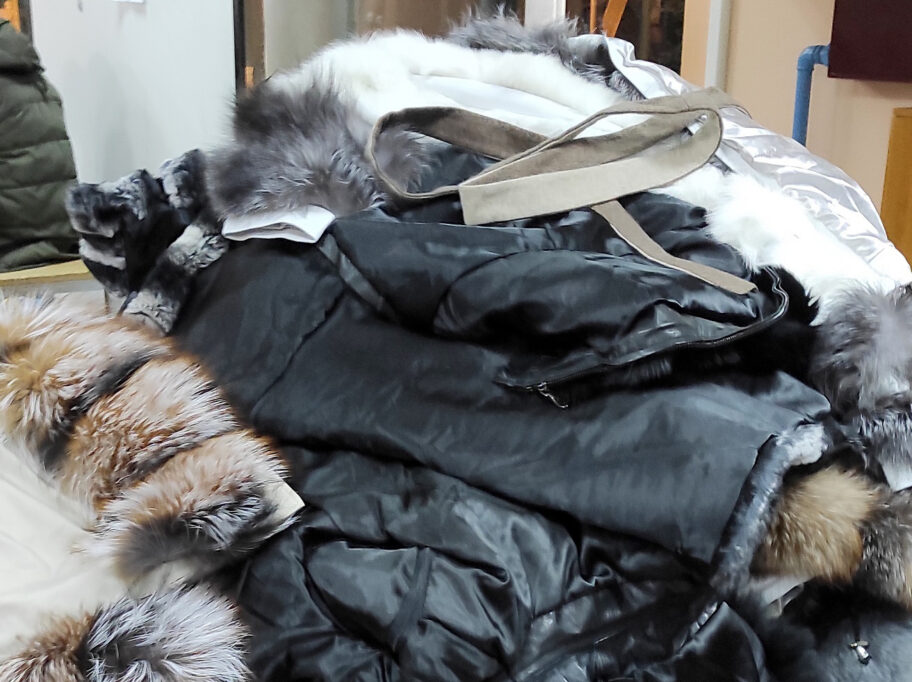 Carinici na Gradini u skrivenom bunkeru autobusa pronašli neprijavljenu robu 12 1 zaplenjene bunde i kaputi Gradina