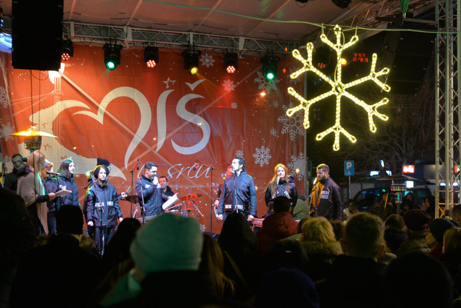 Pesme grupe "Queen" okupile Nišlije, pevalo se i igralo uz vino i čaj 17 VAK 7280