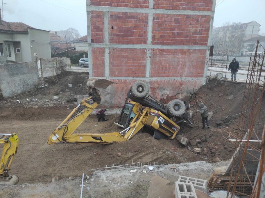 Prevrnuo se bager na Keju Mike Paligorića u Nišu 9 bager