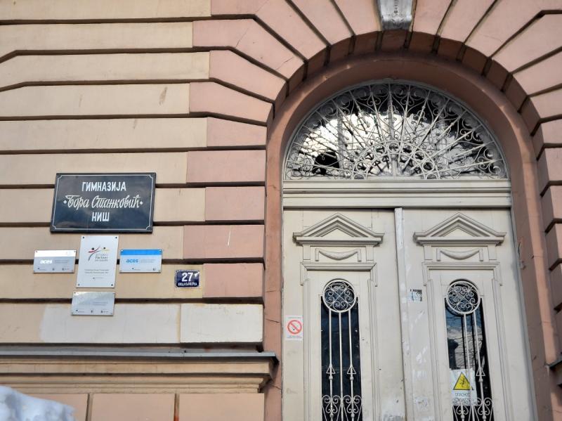 Đaci niške gimnazije skupljaju novac za decu obolelu od raka 1 800x600 Bora Stankovic gimnazija Nis foto V Keser