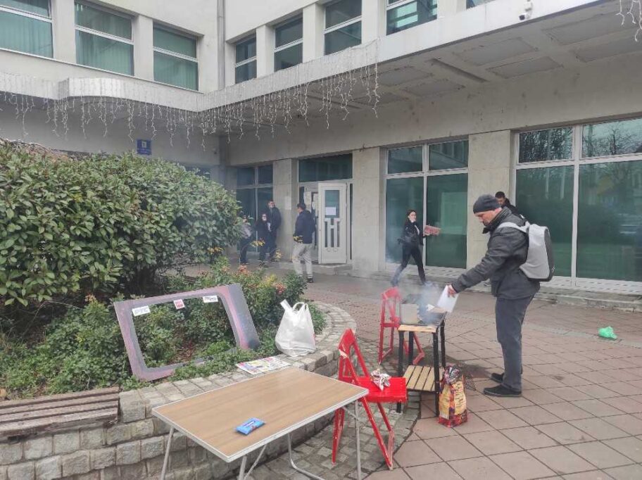 Roštiljanjem ispred Skupštine ukazali da se trafike u Nišu postavljaju svuda i bez logike 14 1640953749121