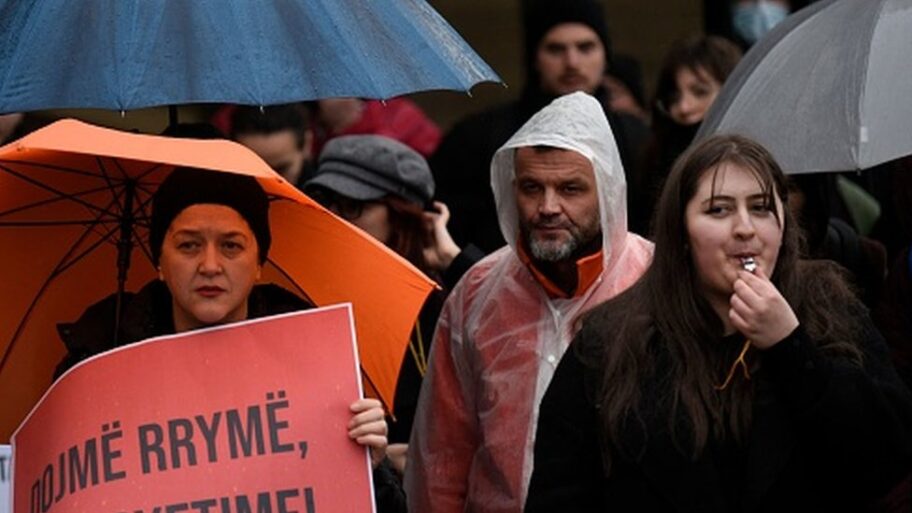 Kosovo i restrikcije struje: Zabranjeno rudarenje kriptovaluta zbog energetske krize, zaplenjeno 67 mašina u Kosovskoj Mitrovici 13 122589961 gettyimages 1237432975 594x594