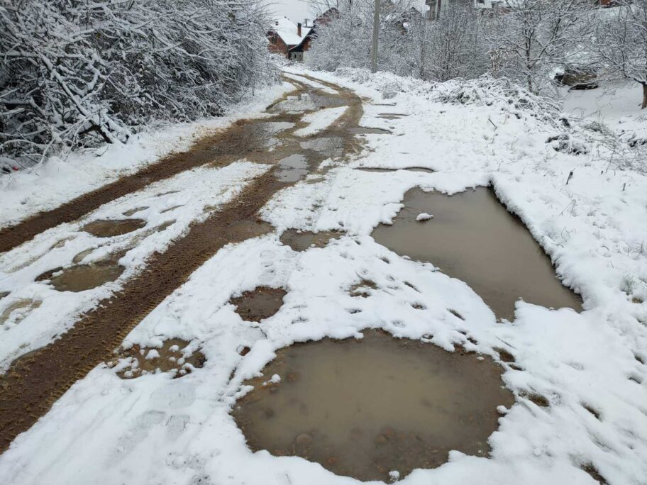 Ulica u Lebanu čeka na asfaltiranje zbog nerešenih imovinskih odnosa, roditelji decu nose preko blata 12 IMG 9107f97226963c6fdb7a5f0b6bec6fe1 V