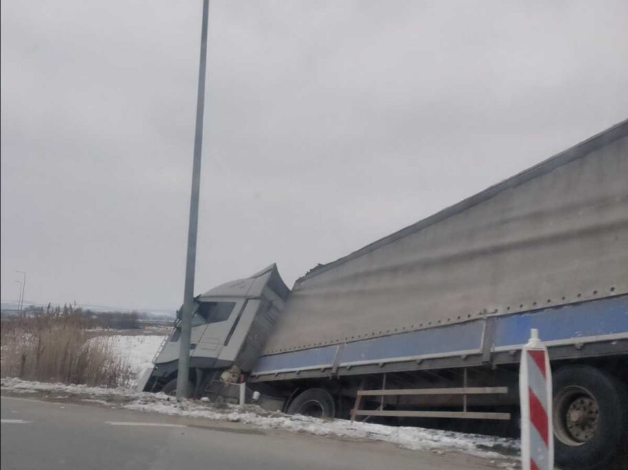 Kamion sleteo sa puta u Leskovcu, nema povređenih 6 IMG 20220113 093441