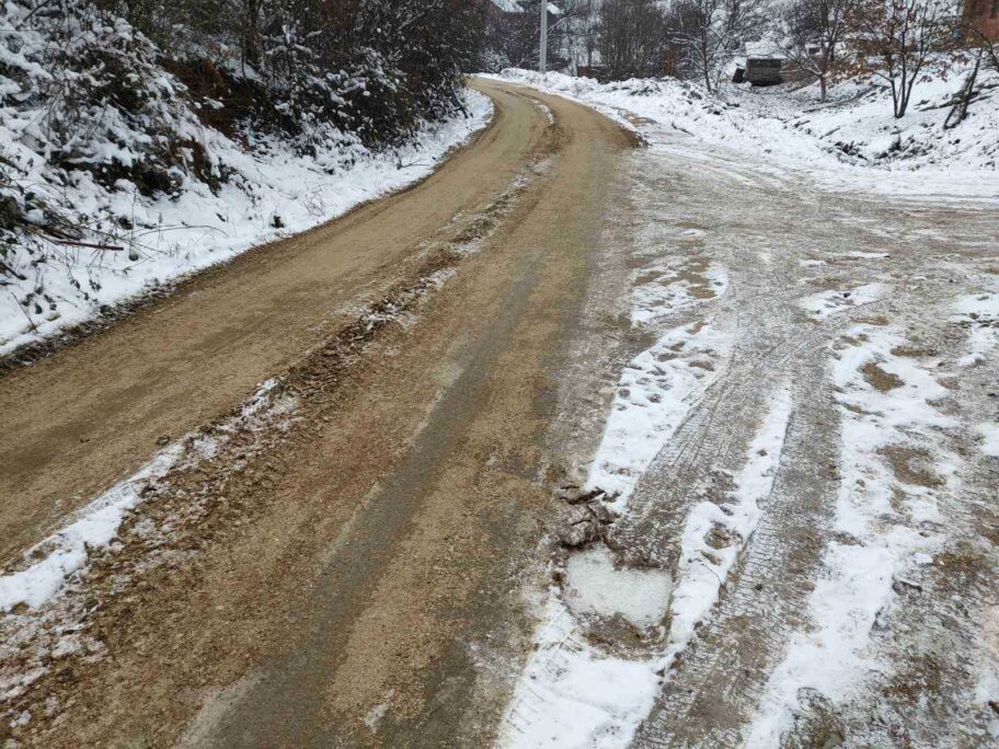 Kamion peska za ulicu u Lebanu preko koje zbog blata roditelji nose decu 11 IMG 89150c0814d9a99c70a11482c00cf13e V