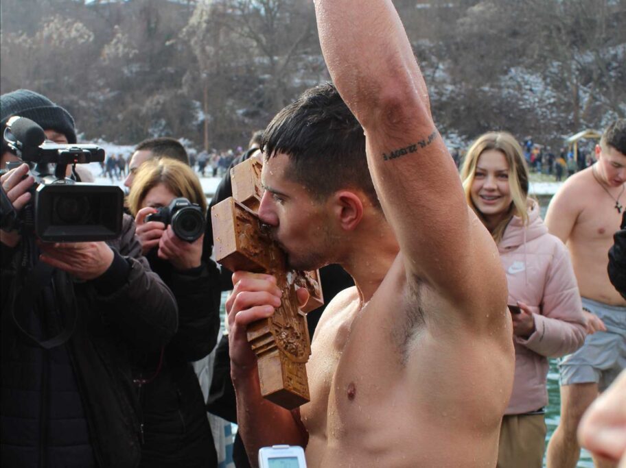 Fudbaler Vlasine prvi doplivao do Časnog krsta u Vlasotincu 14 IMG 20220119 153012