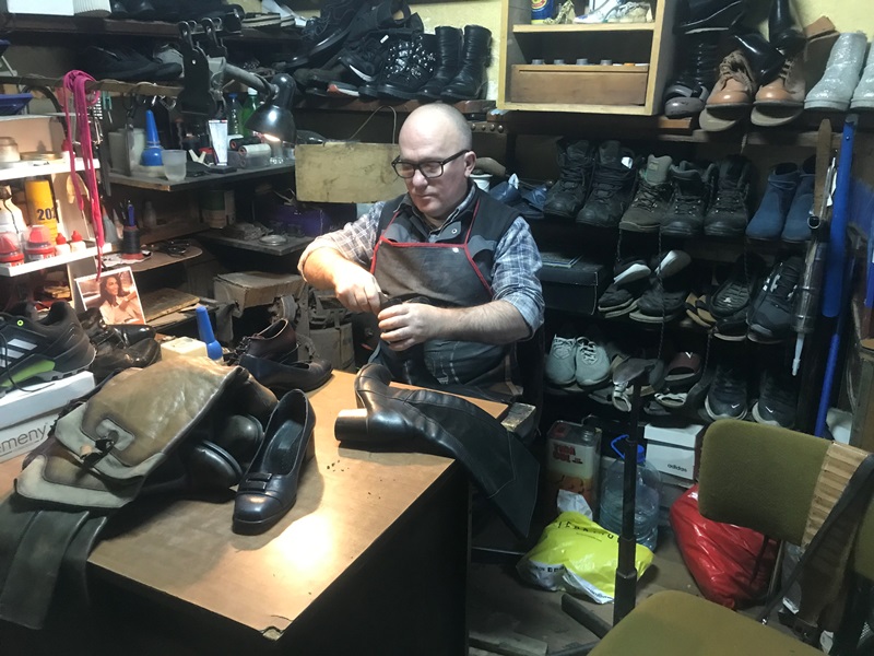 Prokupački obućar pored zanata postao i slikar, aforističar i pesnik 17 obucar naslovnaz