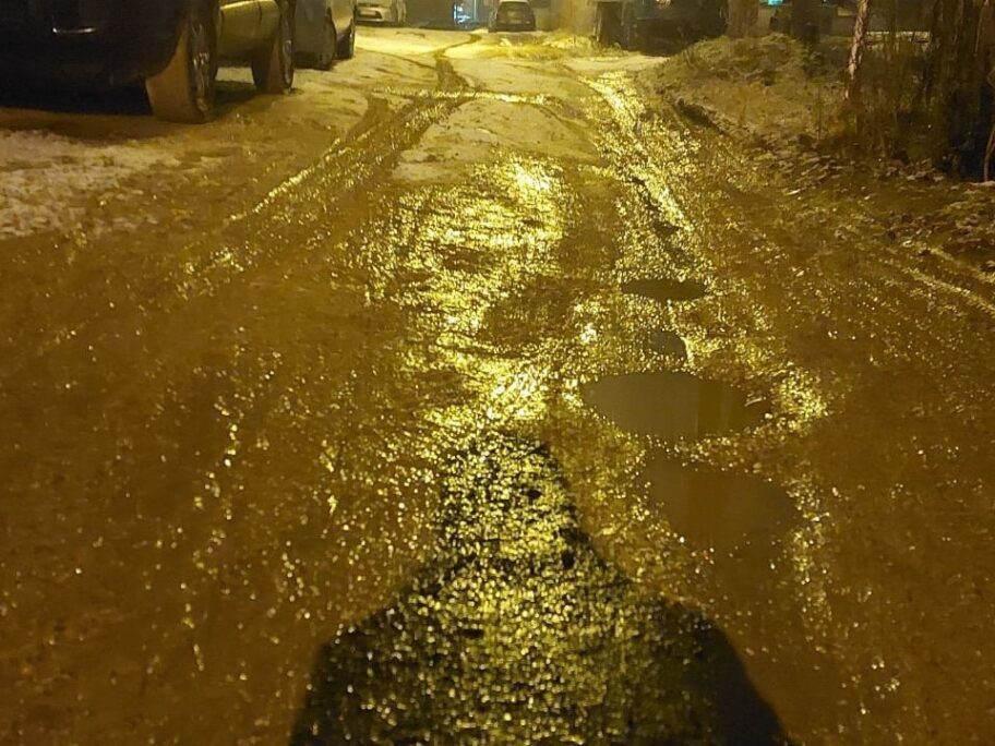 Godinama gaze blatnjavu ulicu na Ledenoj steni, od nadležnih tražili bar rizlu 16 272417350 764648681127271 6308690847471879337 n