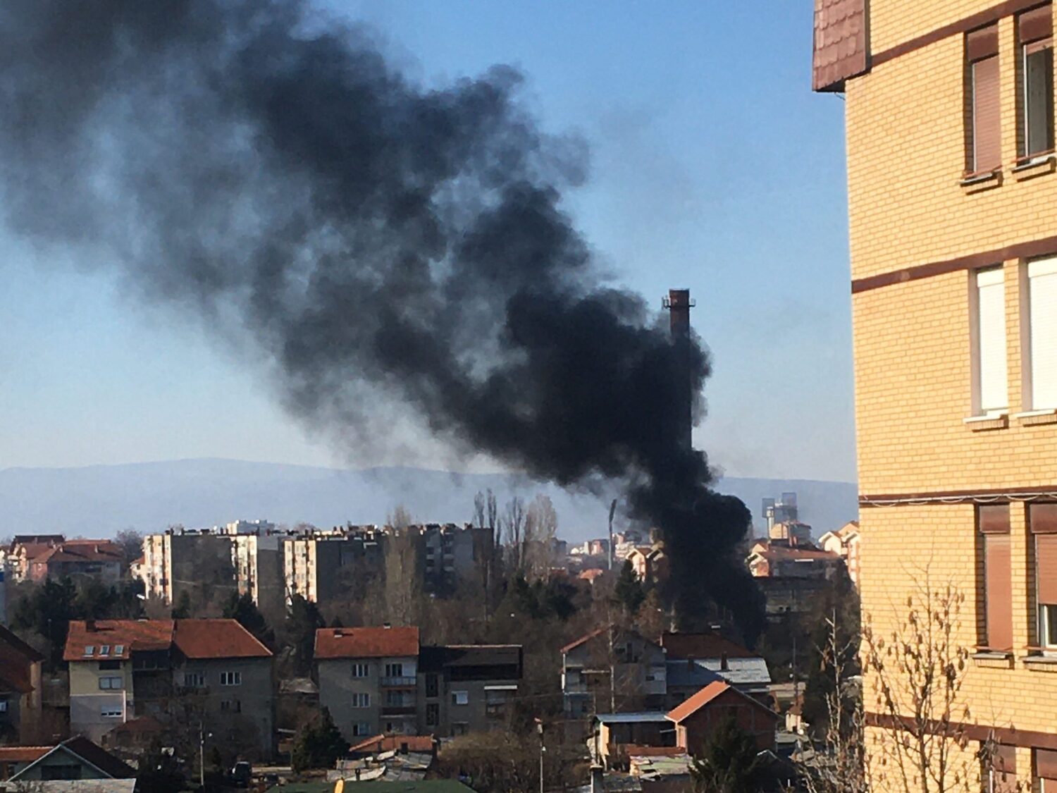 Ugašen požar u niškom naselju Crvena zvezda, gorele gume i otpad 1 dim foto n m scaled