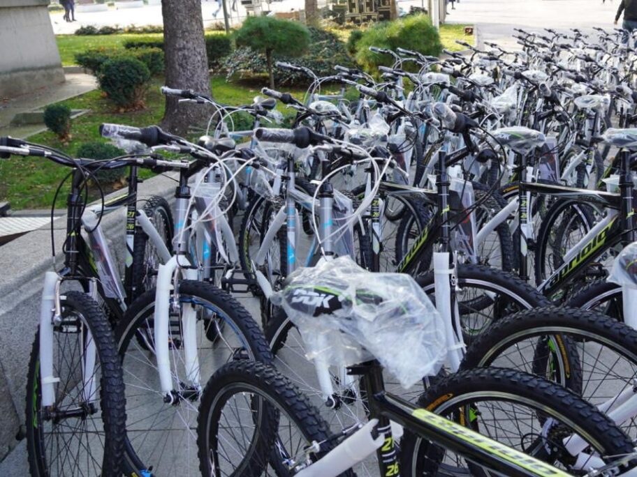 Đacima generacija osnovnih škola u Leskovcu bicikli na poklon, žurka ove godine na Trgu 3 1280x0 bicikle foto ni rs