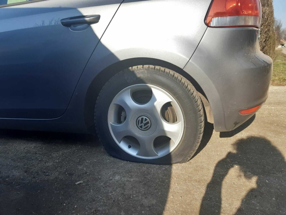 Isečene gume na sedam vozila u Aleksinačkim rudnicima 1 seca guma foto M S