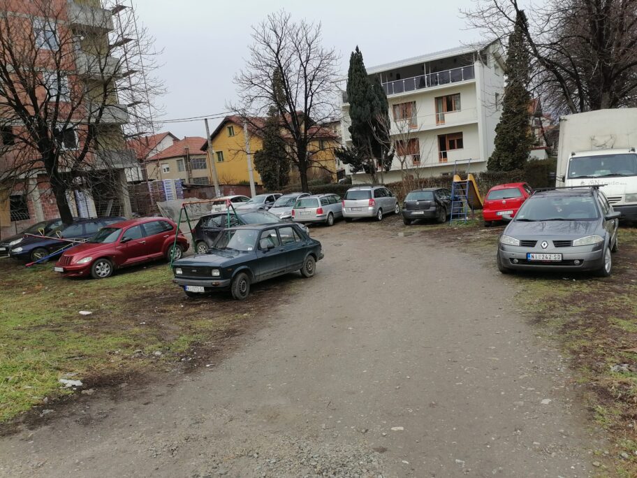Dečije igralište preko puta Ćele-kule pretvoreno u parking 13 IMG 20220216 125122 scaled