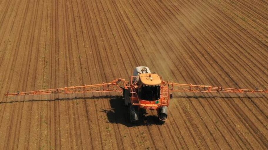 Protest poljoprivrednika u Srbiji: Ponuđena jednokratna pomoć, paori nezadovoljni ishodom 14 123428633 njiva traktor