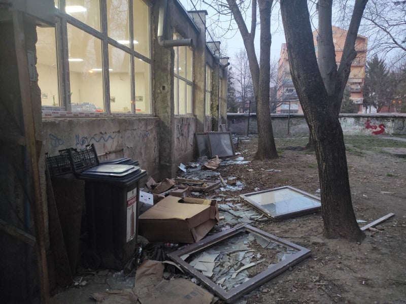 Foto-vest: Staklo od starih prozora ispred sale niškog udruženja penzionera 5 274596646 1306943379779273 7819046859068452839 n