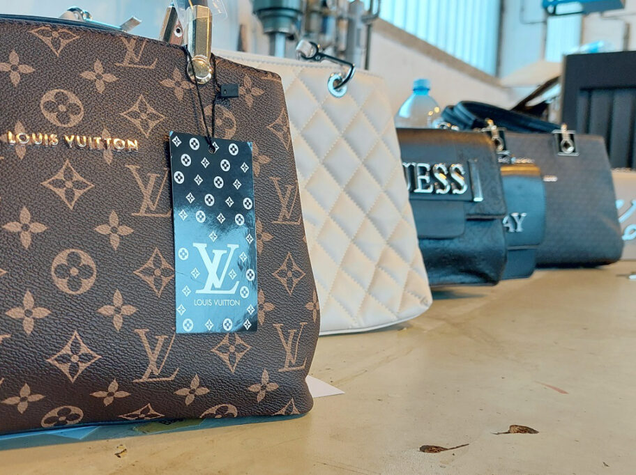 Na Gradini zaplenjene kopije robnih marki vredne skoro 800.000 dinara 7 falsh torbe Gradina