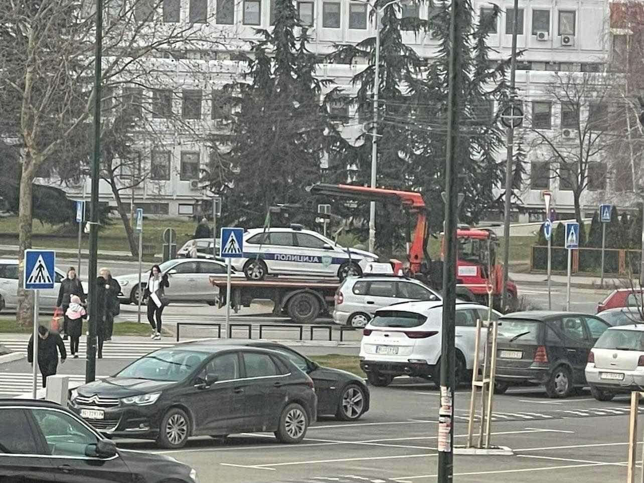 Nišlije usnimile kako "pauk" odnosi policijski automobil 1 policija pauk