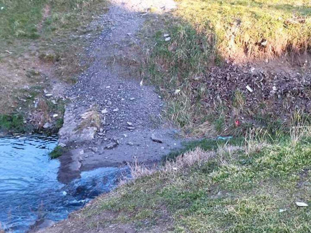 Grebani asfalt sa okretnice u niškom selu Gabrovac završio u reci 1 grebani asfalt gabrovacka reka foto J K