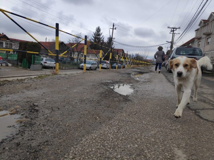 Karavan gradske vlasti u blatnjavim ulicama naselja Ratko Jović i obećanja da stižu mašine 5 humska bedem 4 foto t r