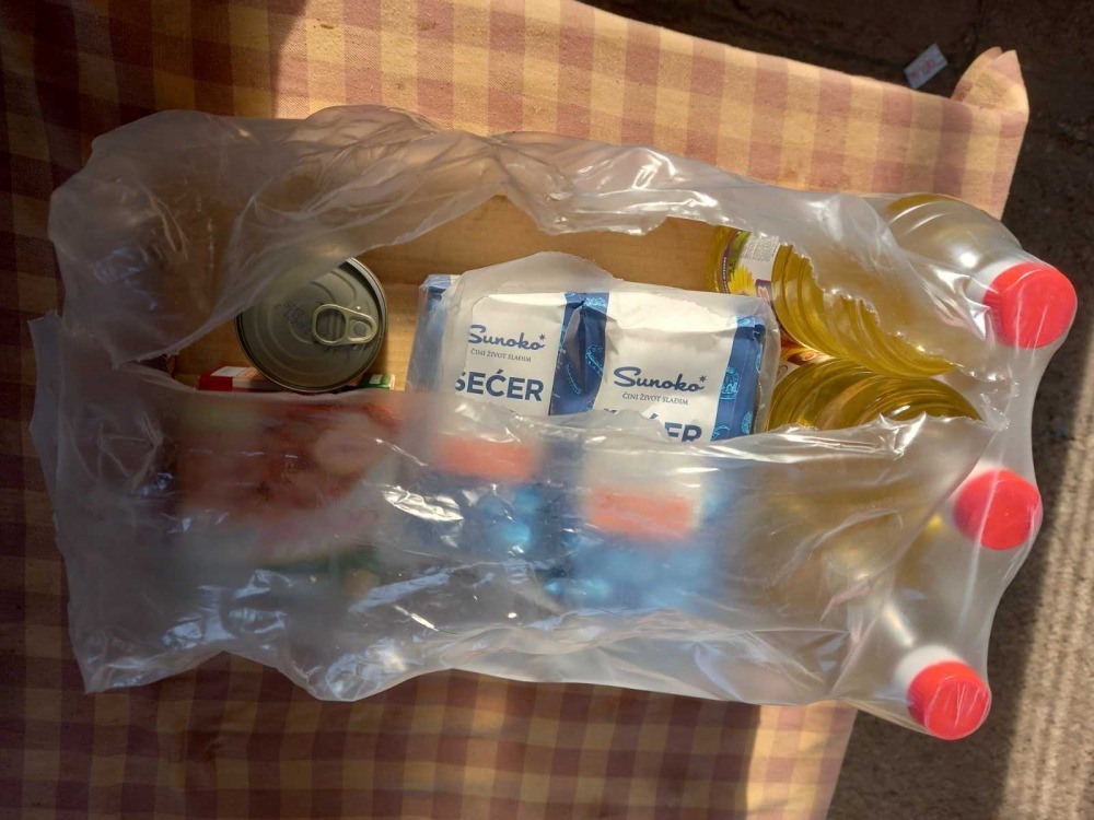Popovački penzioneri pitaju zašto su u paketima dobili manje namirnica od niških 1 namirnice foto S L