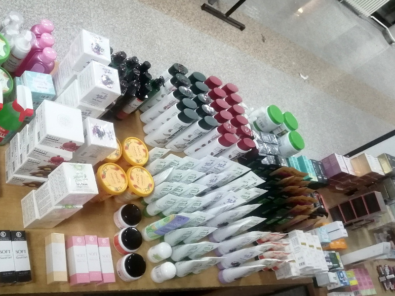 U autobusima na Gradini pronađeni parfemi, patike i kozmetika 18 Gradina