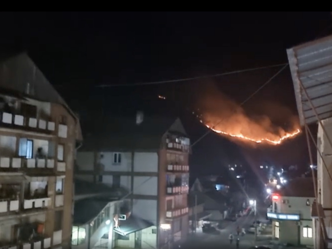 Gori brdo iznad Bele Palanke, meštani uplašeni da se ne proširi ka naselju 1 pozar
