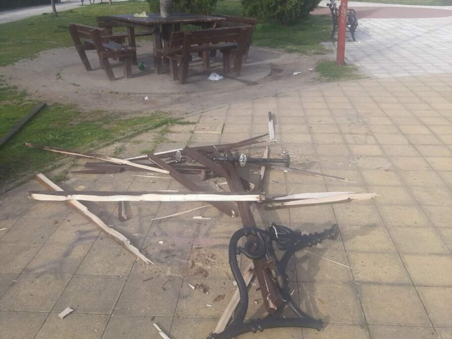 Foto-vest: Potpuno polomljena klupa na niškom Keju 19 FB IMG 1648622360721 1 1