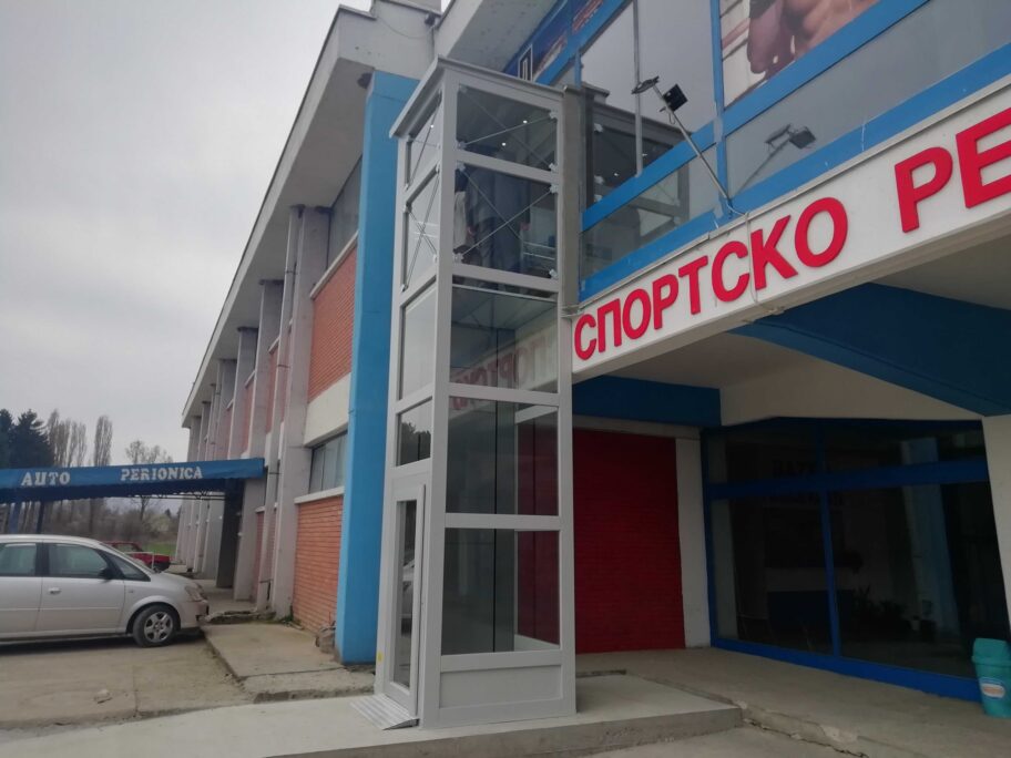 U leskovačkoj Hali sportova postavljen lift za osobe sa invaliditetom 4 IMG 20220330 113116 scaled