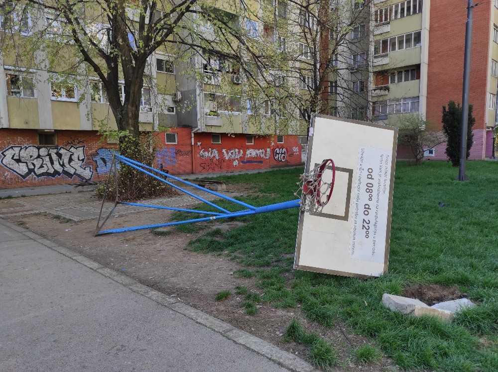 Kod zgrada na Bulevaru Nemanjića radnici "Parking servisa" razmontirali koševe, stanari pitaju zašto 1 1649857331324