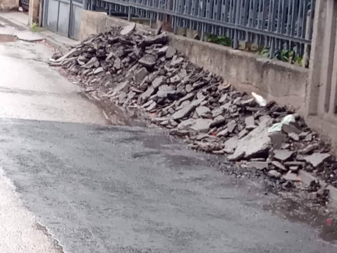 Stanovnici ulice na Trošarini žale se na šut koji je ostao nakon popravke asfalta 1 as