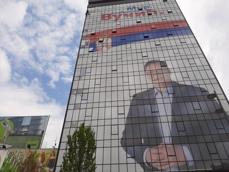 Skidaju plakat Vučića sa hotela "Ambasador" u Nišu 17 vuc1