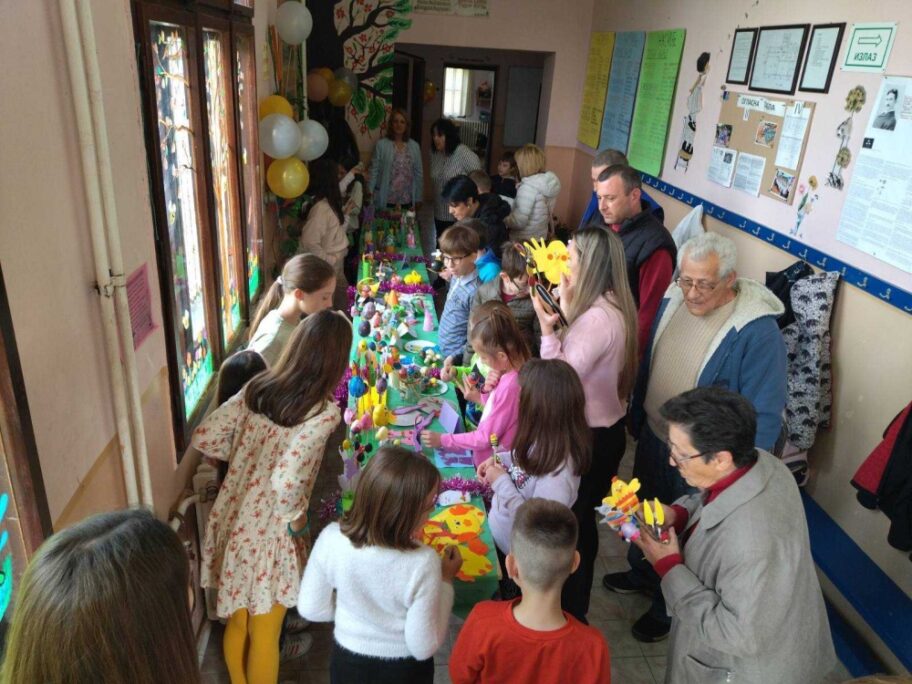 Đaci niške škole na “Uskršnjem vašaru” prodavali ukrase koje su napravili 17 uskrsnji vasar foto s d