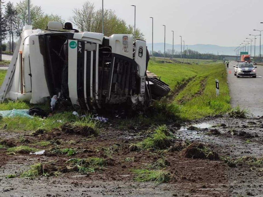 Prevrnuo se kamion kod hotela "Nais", vozač lakše povređen 4 kamion nezgoda foto RTS Jovica Krstic 2