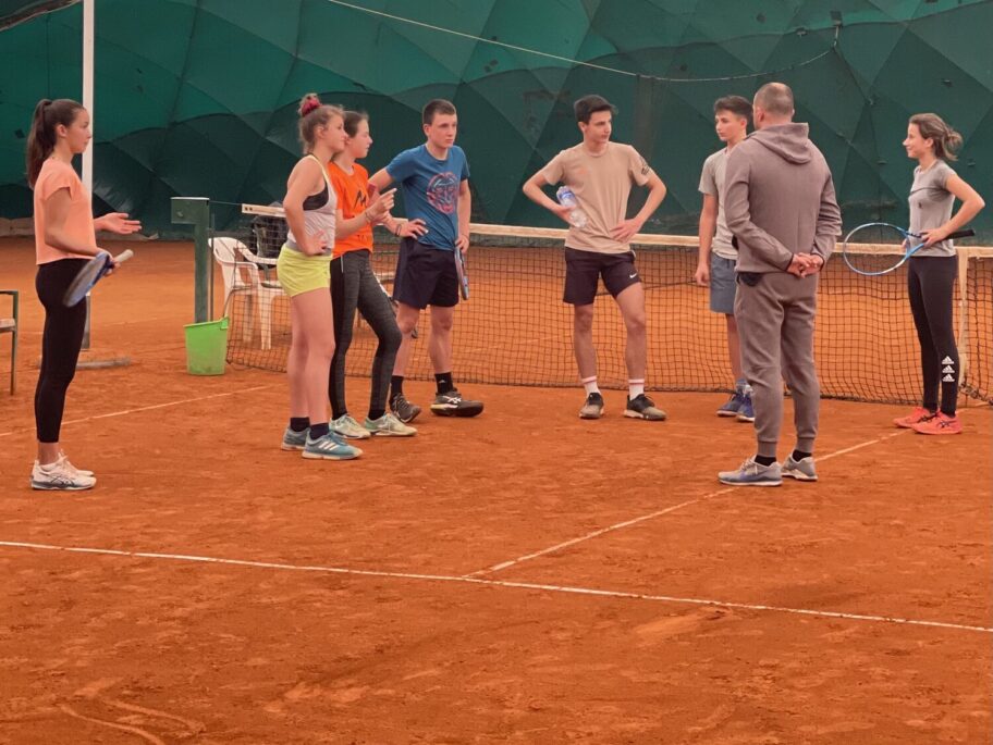Međunarodni juniorski teniski turnir od subote na terenima TAŽ-a 8 Teniseri i teniserke TAZ na treningu april 2022 scaled
