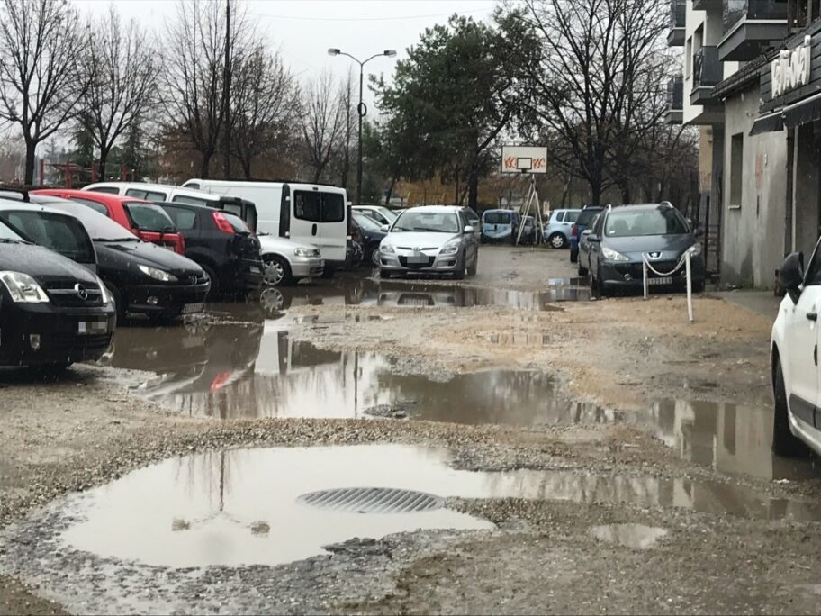 Blato, rupe i divlji parking decenijama problemi stanovnika Keja 29. decembra u Nišu 17 image 2