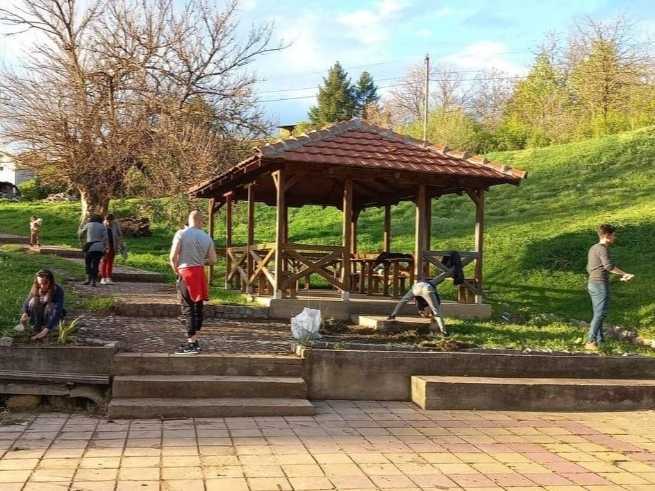 Meštani Donje Vrežine oko Rimske česme i na putu do crkve sakupili 3 kamiona smeća 19 akcija ciscenja letnjikovac