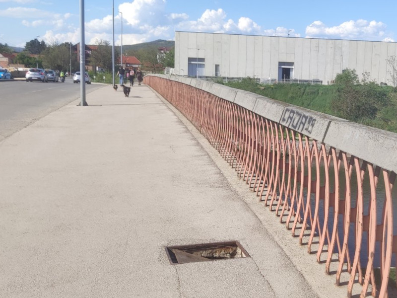 Šahte na mostu kod "Delte" otvorene i nebezbedne 2 Rupa most