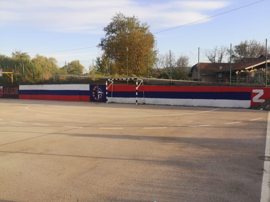 Simboli podrške ruske invazije na Ukrajinu oslikani na igralištu u niškom naselju Nikola Tesla 16 mural grafit igraliste foto citalac