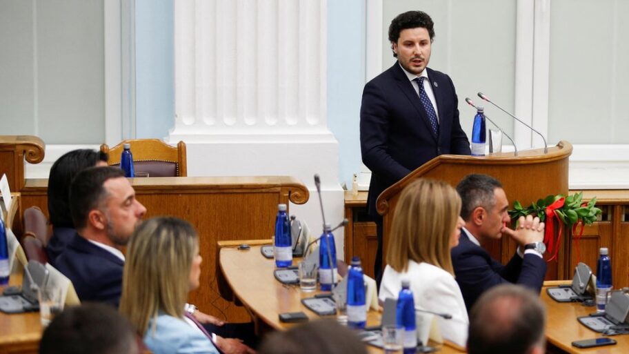 124351674 hi075617102