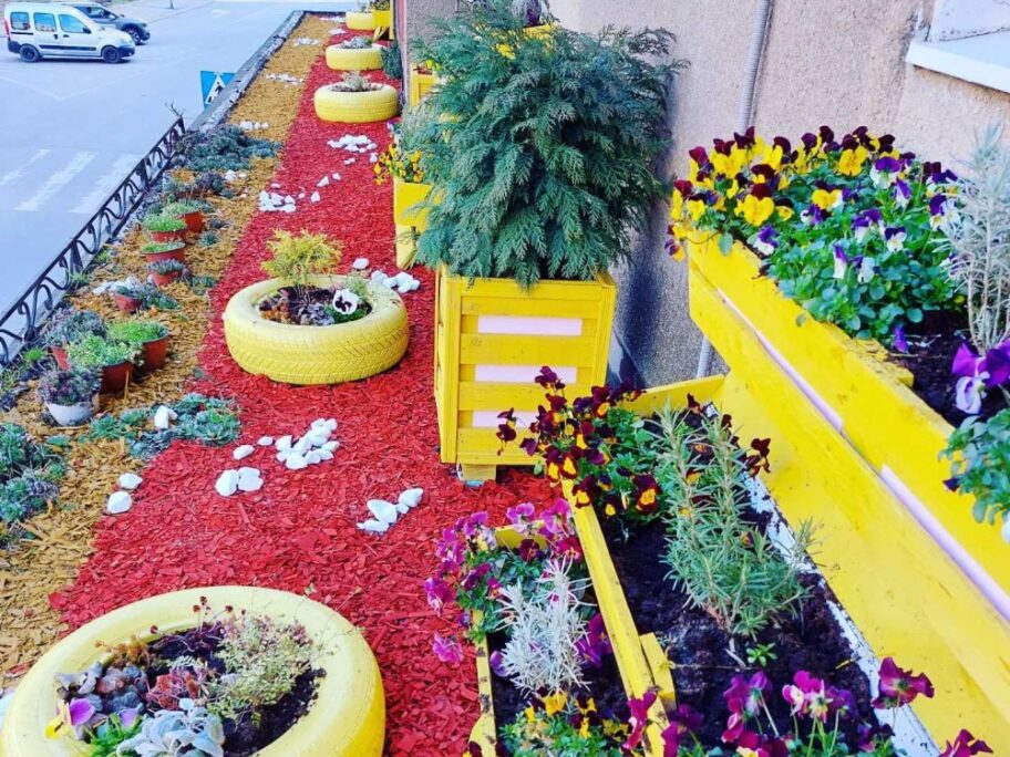 cvetni vrt na balkonu 2 foto b v