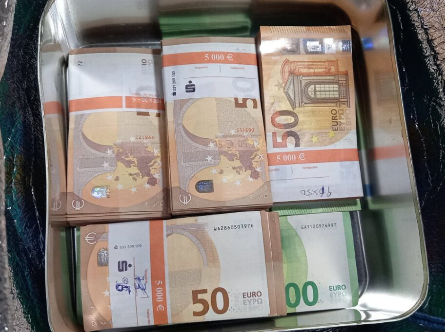 Preko 60.000 evra sakrivenih u ručnom frižideru zaplenjeni kod Preševa 9 1 rucni frizider pun evra Presevo 02 05 2022