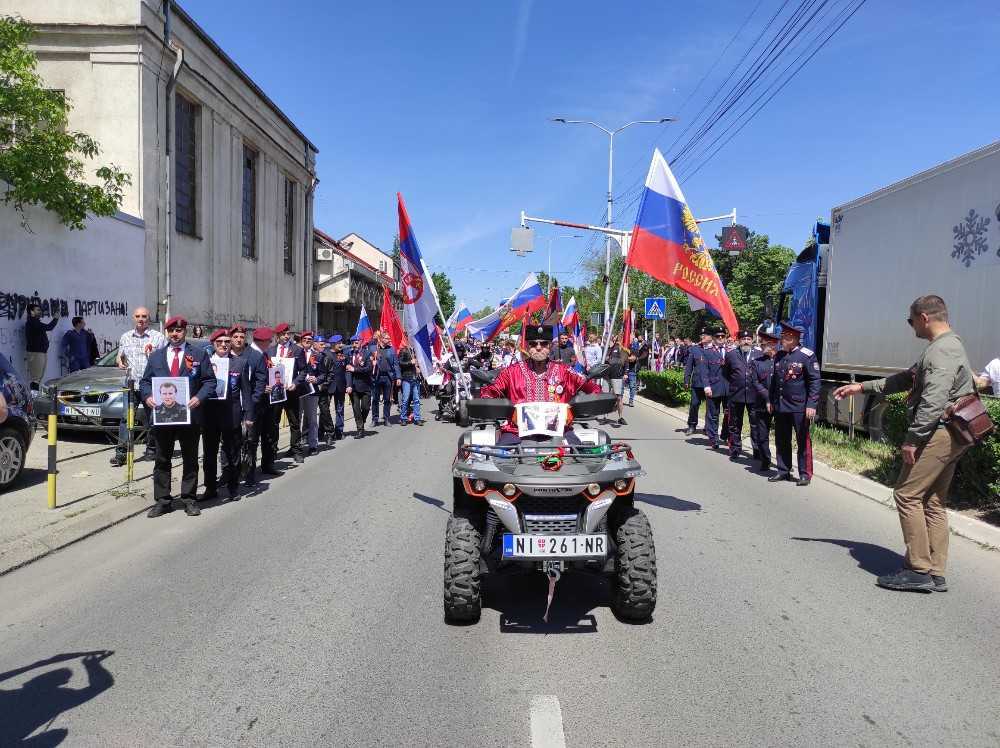 Marš "Besmrtnog puka" i u Nišu, počast oslobodiocima i "crvenoarmejcima", ali i "Z" zastave 1 besmrtni puk T T 2