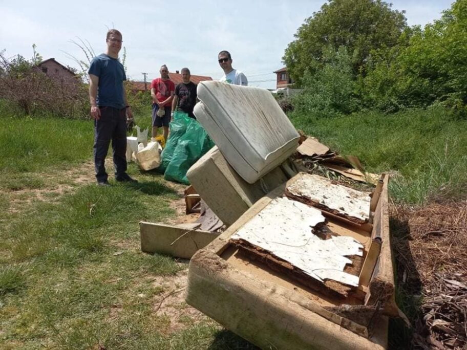 Čistili Kutinsku reku i ušće i izvukli krevete, dušek, burad i korita 7 kutinska reka smece 3 foto eko gerila nis