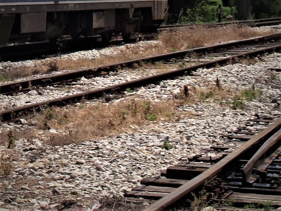 Starijeg muškarca usmrtio voz u blizini sela Vrela 4 pruga