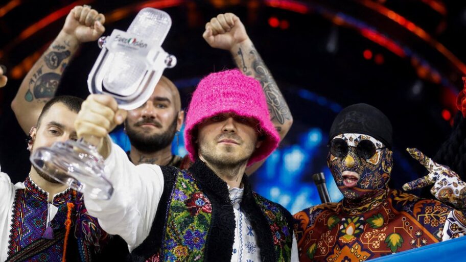 124753252 kalushorchestrafromukraineposeafterwinningthe2022eurovisionsongcontestinturinitalymay152022 reuters