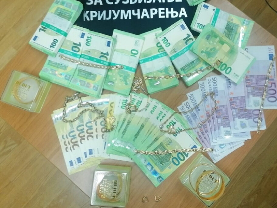 Umesto peciva u papirnatim kesicama preko 100.000 evra i zlato 8 evri foto uprava carina