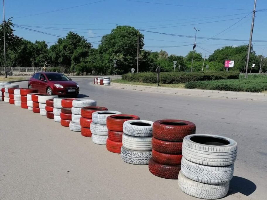 Urbana gerila postavila 80 guma na Panteleju 15 gume urbana gerila 1